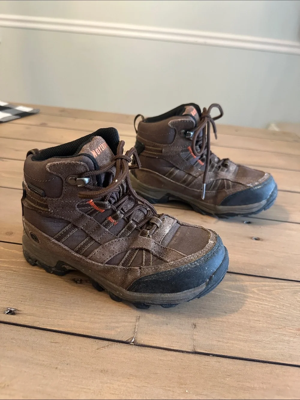 Kids Brown Outdoor Mid Hiking Boots - Durable Trail Shoes size 1